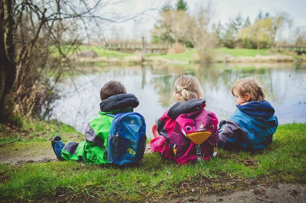 Kinder mit Deuter-Rucksäcken