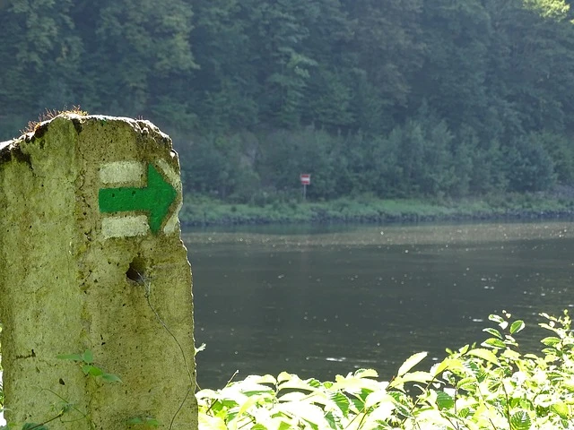 Wegweiser finden sich auch auf Steinen, Baumstümpfen oder Zäunen.