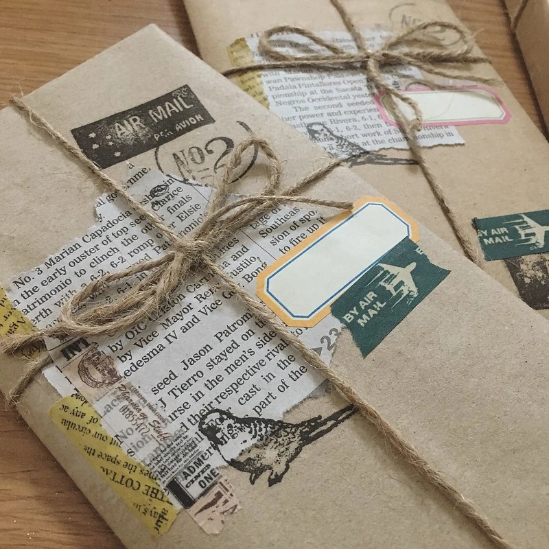 Geschenke in Zeitungspapier verpacken