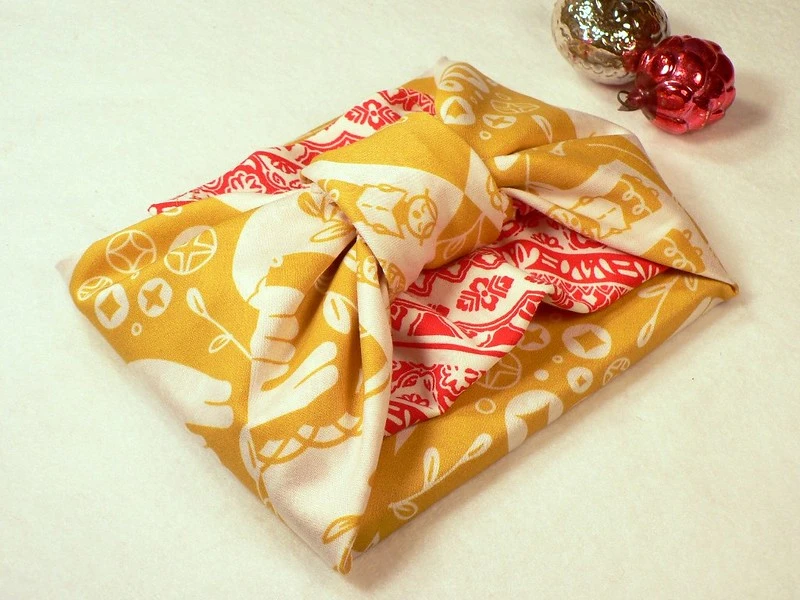 Geschenke in Stoff verpacken