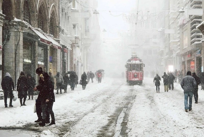 Menschen und Straßen.