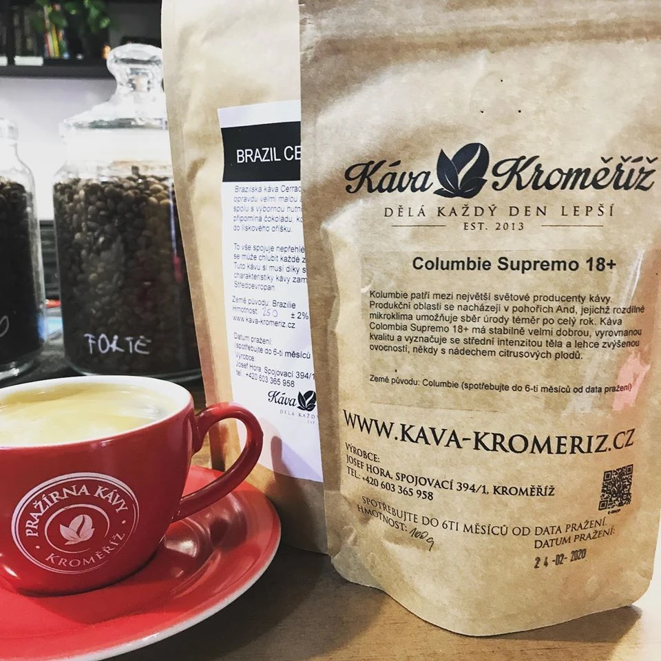 Kaffee mit Schaum und Kaffeepaket aus der Familienrösterei Káva Kroměříž