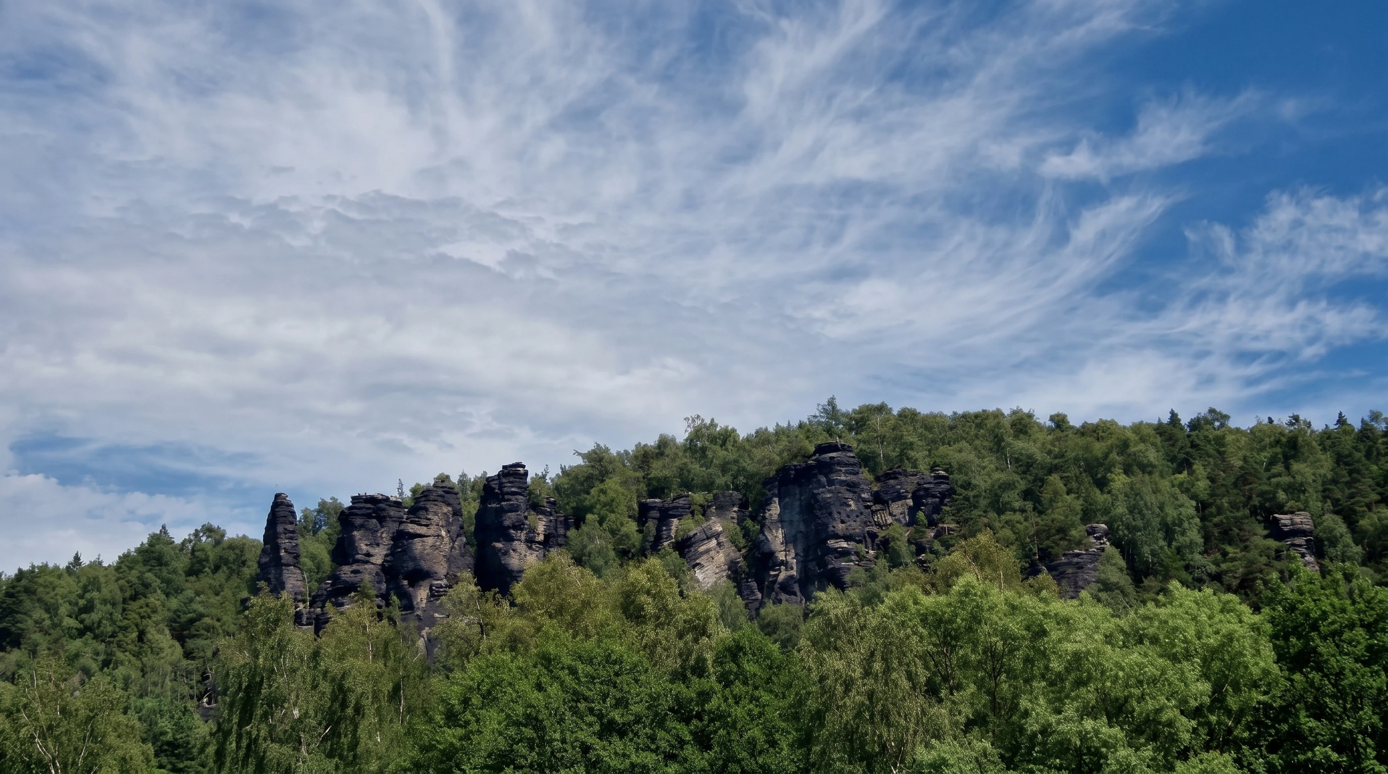 Ostrov-Felsen, sichtbar vom Campingplatz Pod Císařem